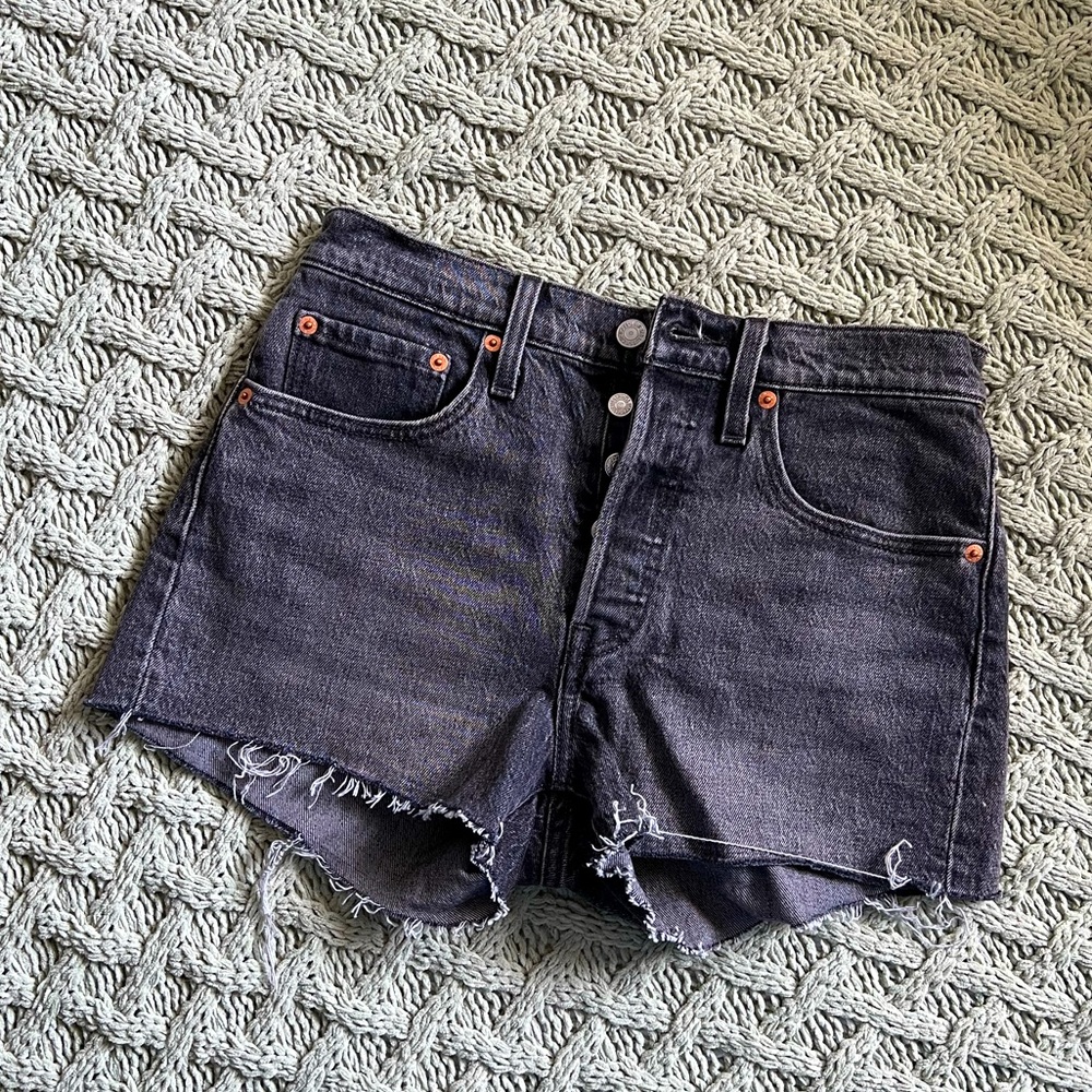 Levi 501 shorts. High waisted, black color and cut off style